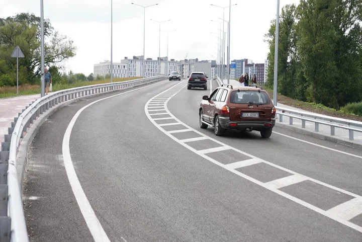 Автомобілі рухаються новою міською естакадою