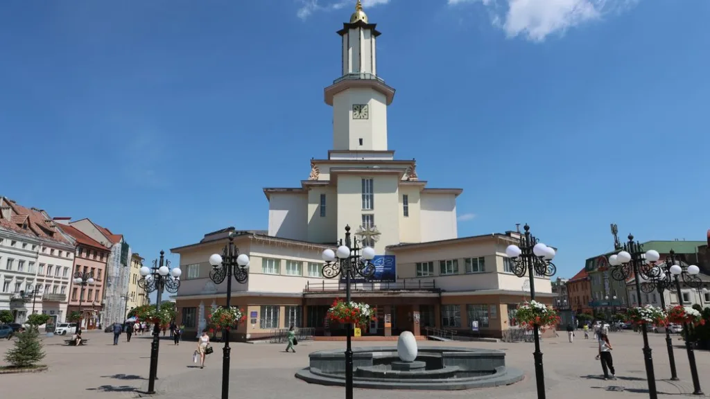 Будівля з годинниковою вежею на міській площі