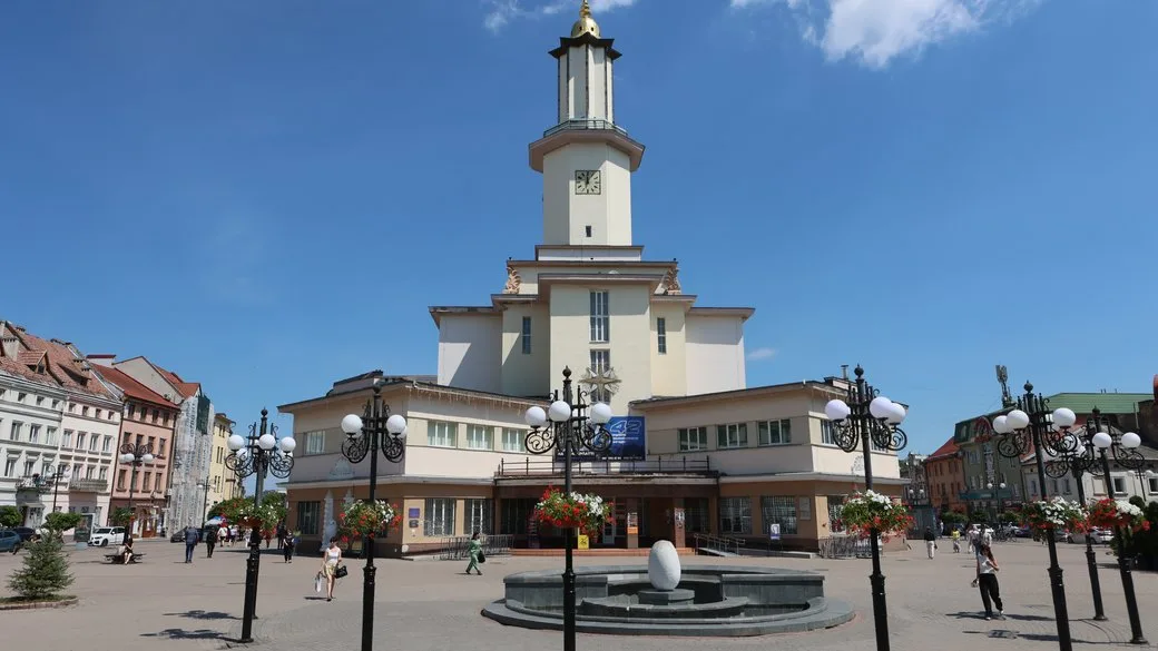 Будівля з годинниковою вежею на міській площі