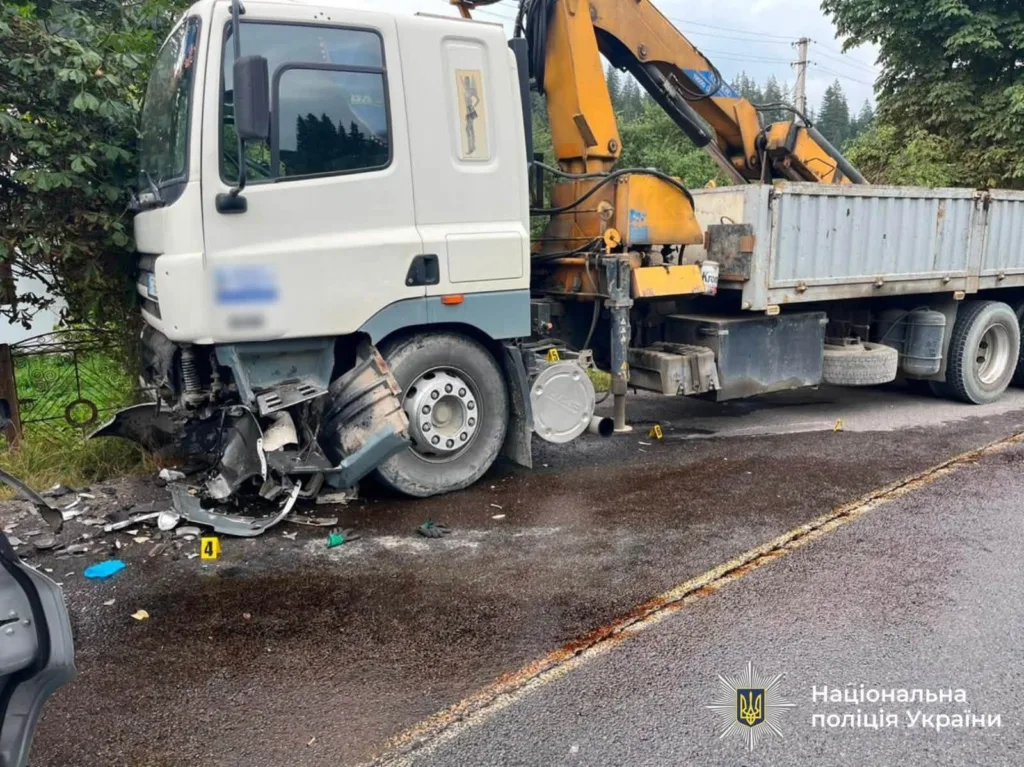 Пошкоджена вантажівка з краном на місці ДТП
