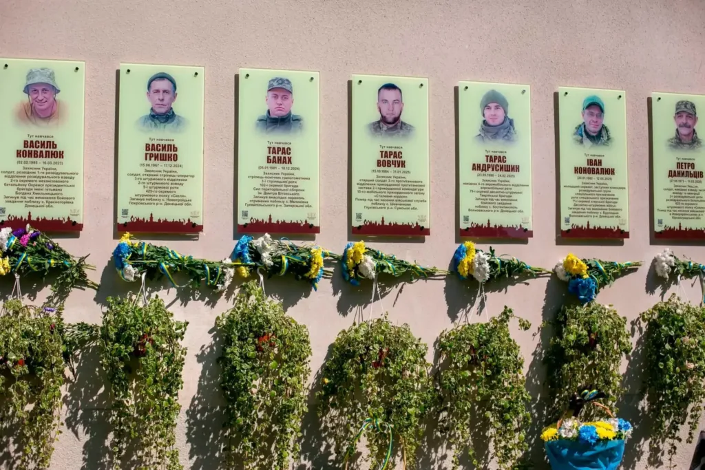 Меморіальні дошки полеглим українським захисникам із квітами