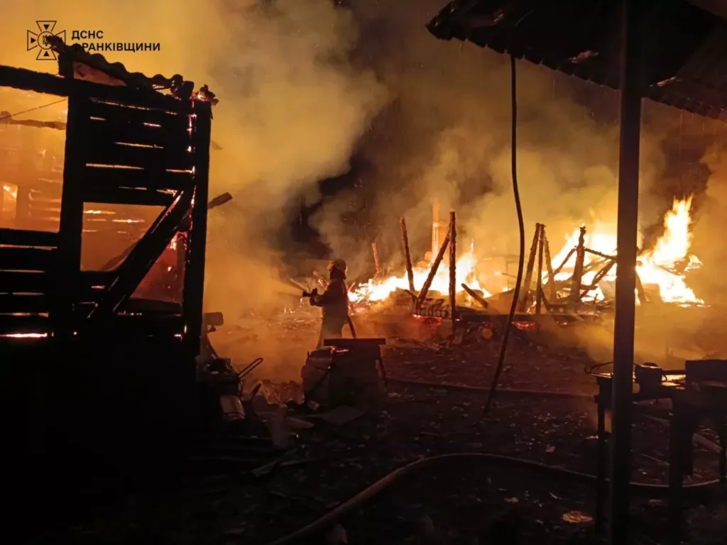 Рятувальник гасить масштабну пожежу в зруйнованій будівлі