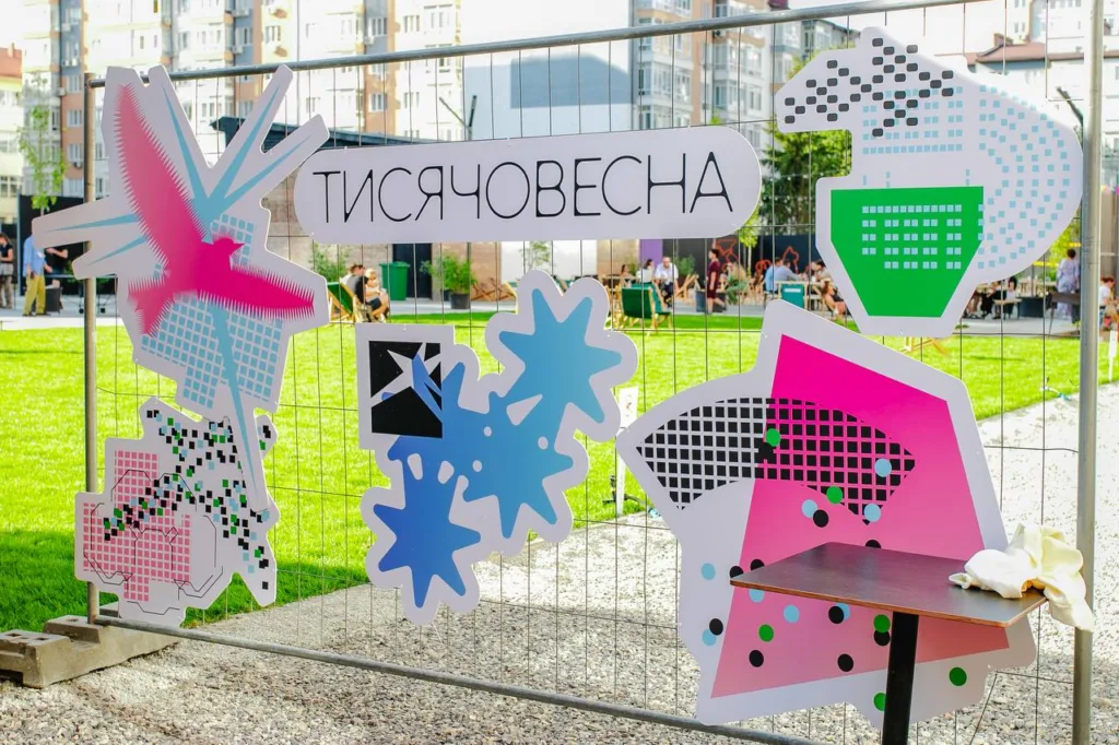 Яскрава інсталяція фестивалю «Тисячовесна» на тлі житлових будинків