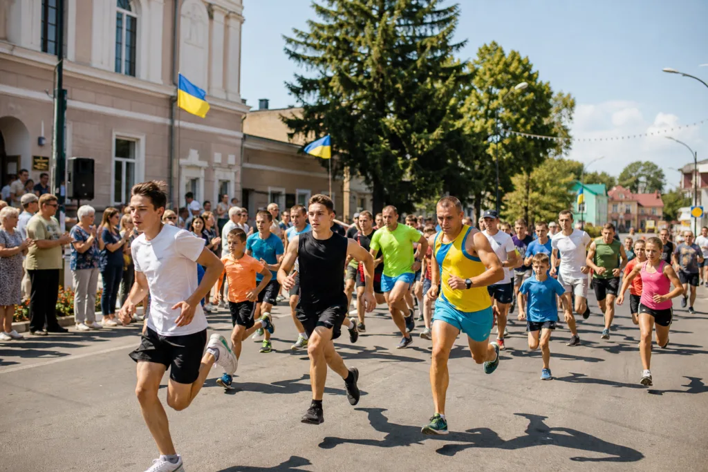 Учасники масового забігу під українськими прапорами