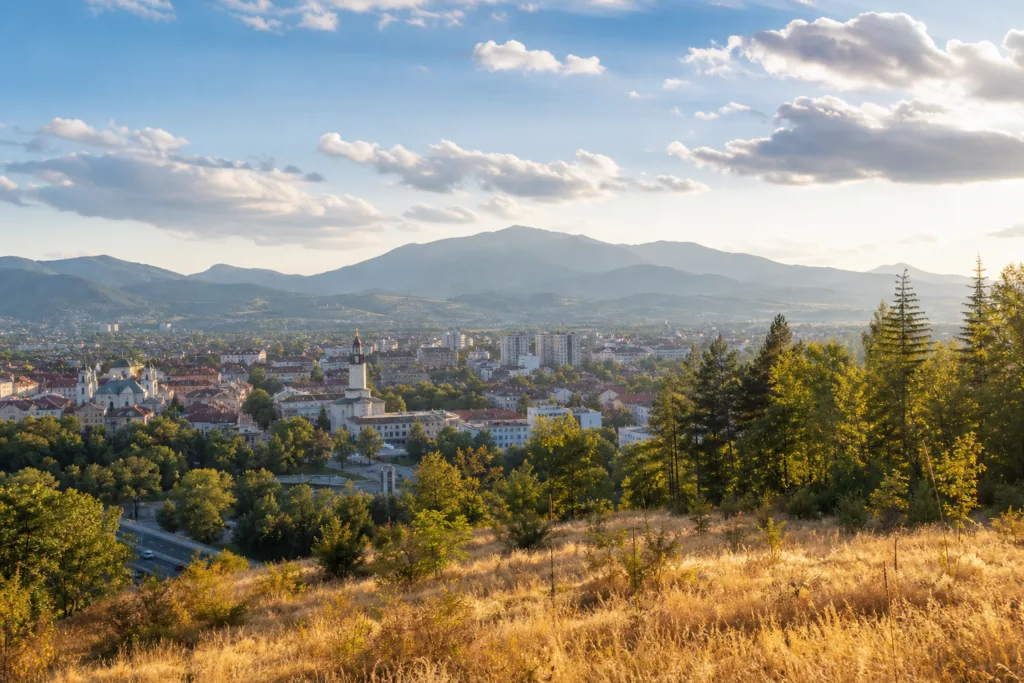 Місто серед гір у золотому вечірньому світлі