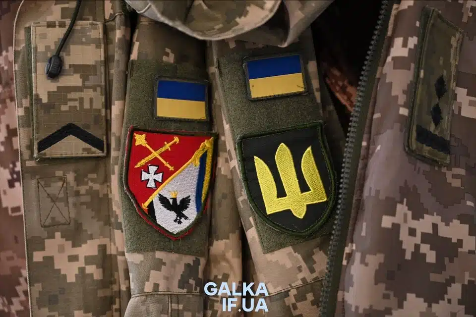 Шеврони та прапори України на військовій формі