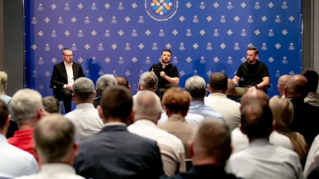 Володимир Зеленський виступає на зустрічі з посадовцями