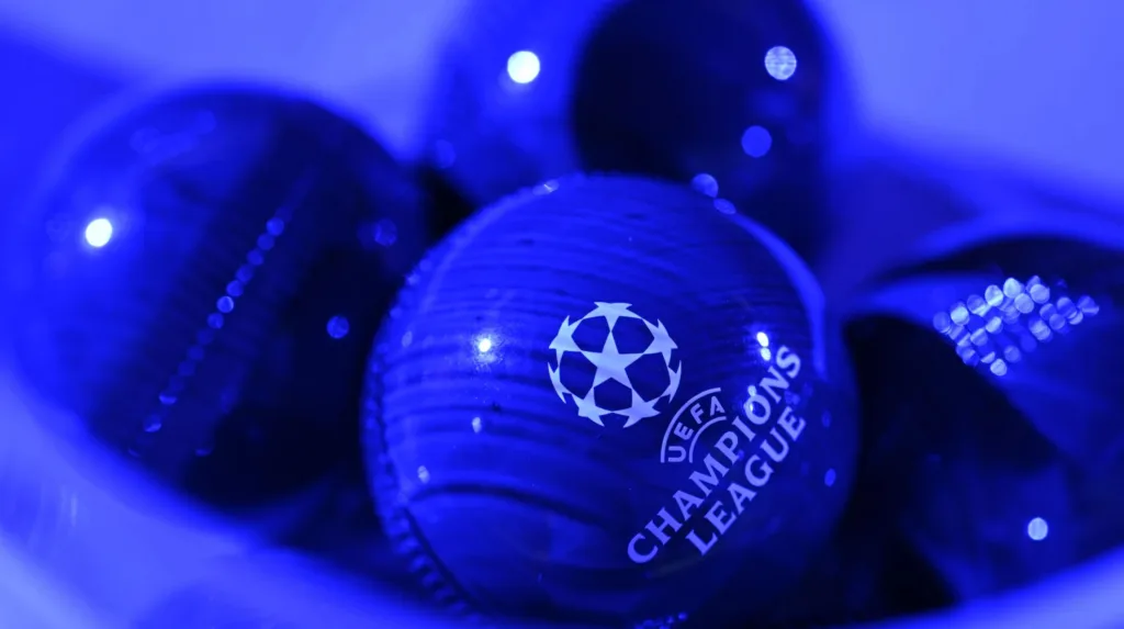М’яч Ліги чемпіонів УЄФА в синьому освітленні