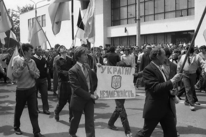 Учасники мітингу за незалежність України несуть прапори