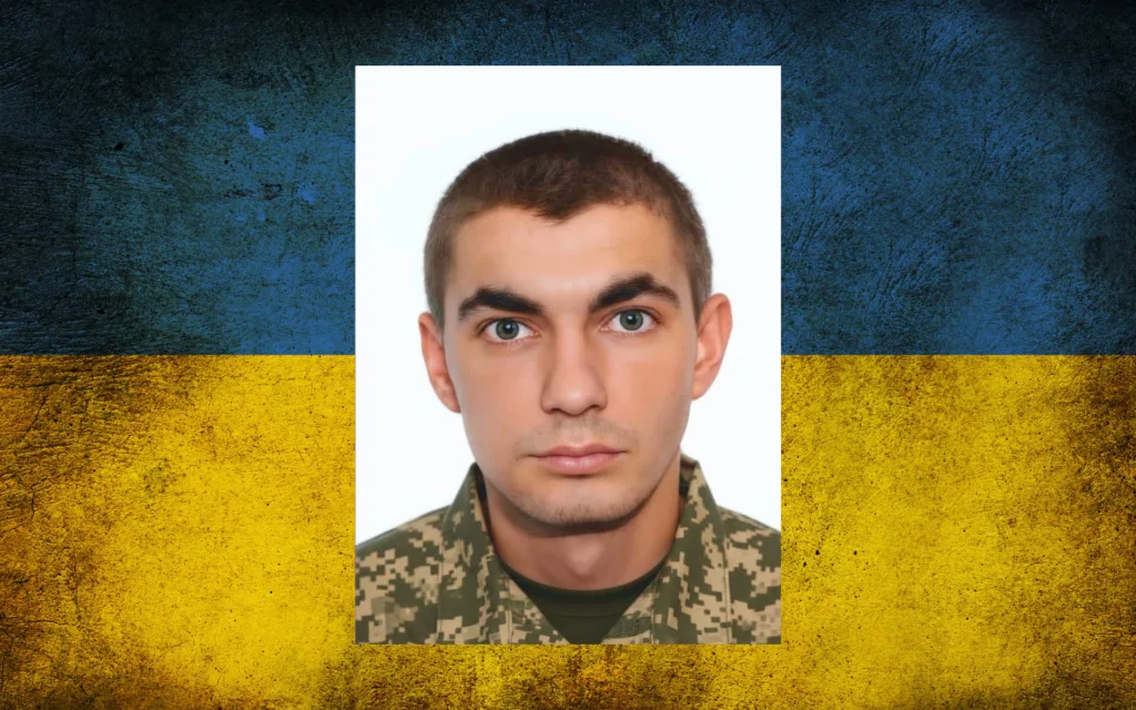 Портрет військовослужбовця на тлі прапора України