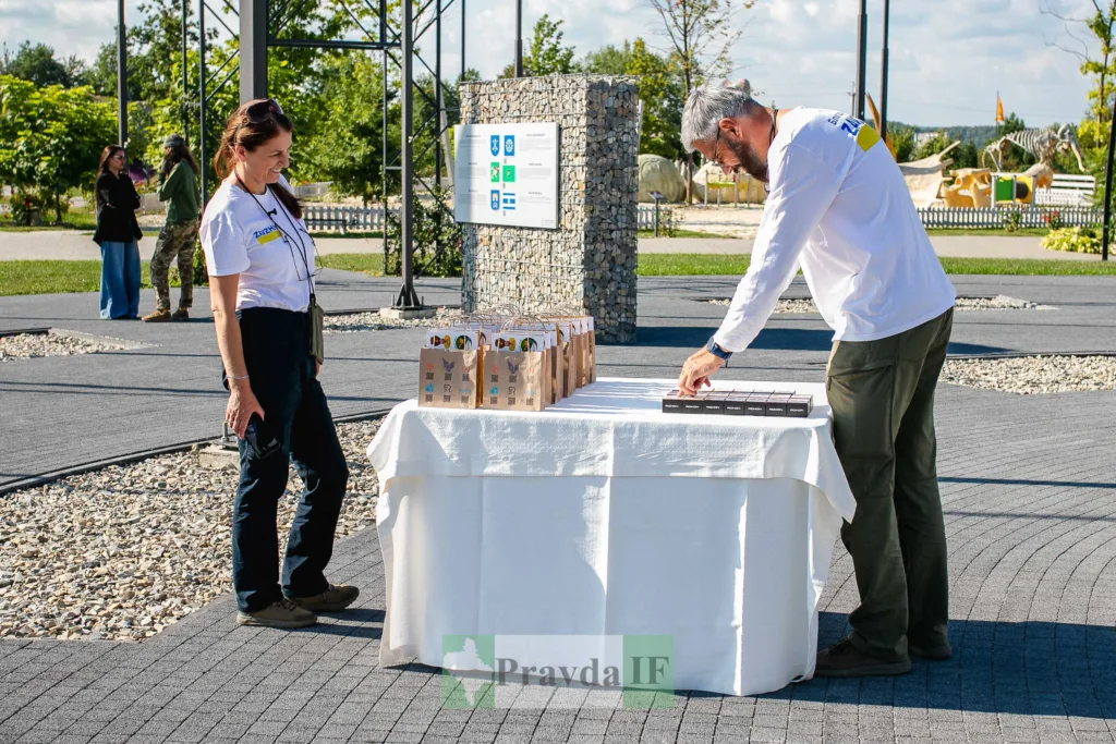Чоловік і жінка біля столу з подарунками