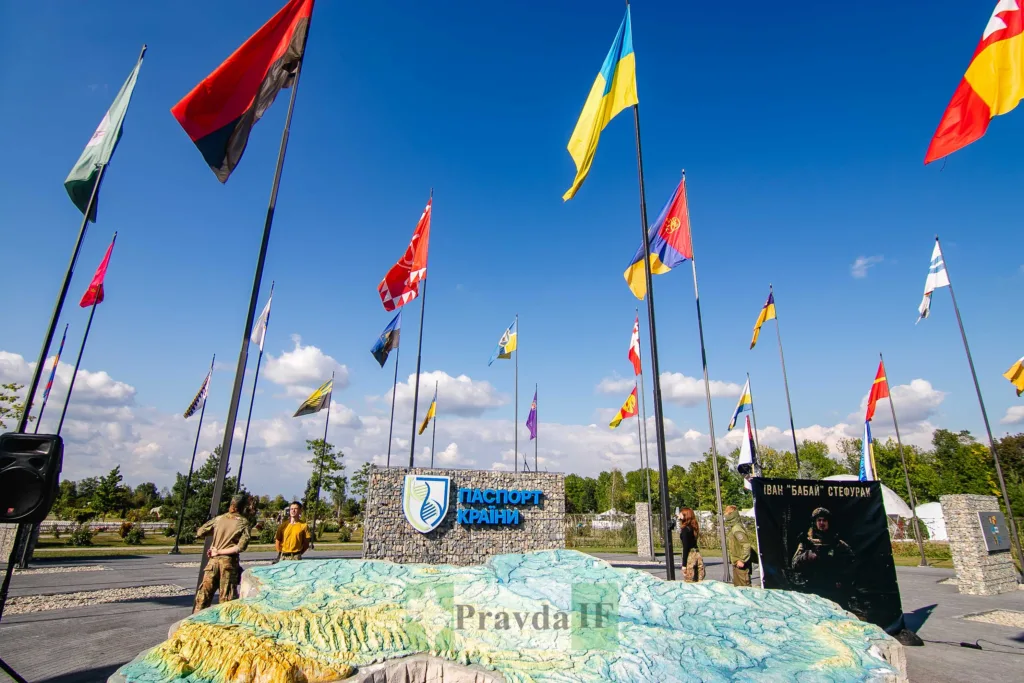 Прапори над входом до «Паспорта країни»