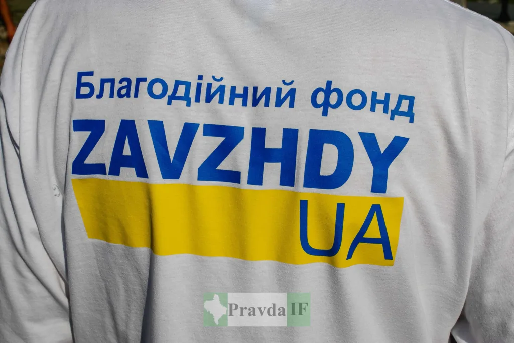 Біла футболка з написом «Благодійний фонд ZAVZHДИ UA»