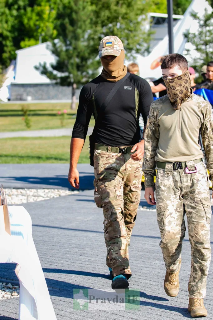 Двоє військових у камуфляжі й балаклавах ідуть вулицею