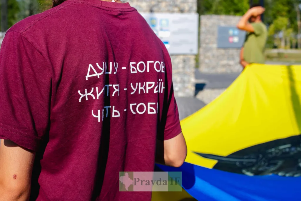 Футболка з написом «Душу — Богові, життя — Україні»