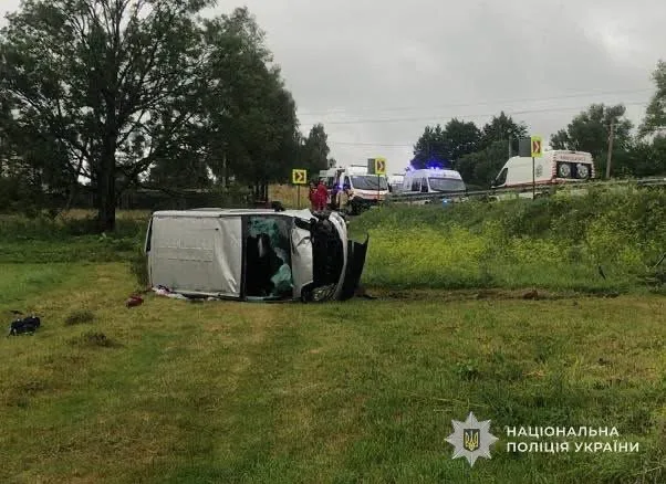 Перекинутий автомобіль біля дороги, поліція та швидкі