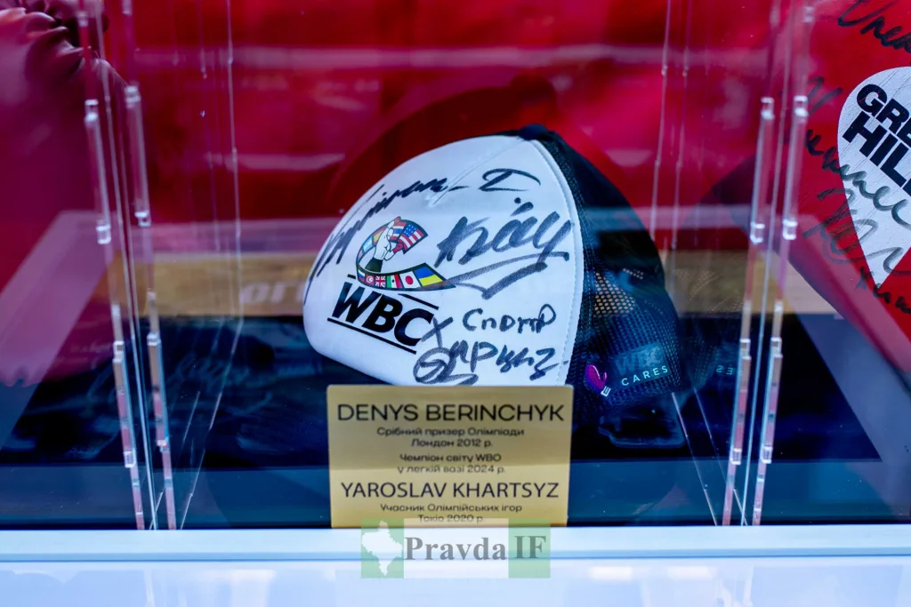 Підписана боксерська рукавичка Дениса Берінчика у вітрині