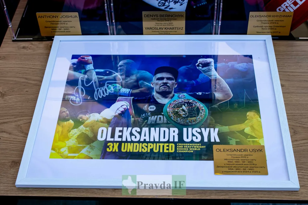 Підписаний постер Олександра Усика з чемпіонським поясом