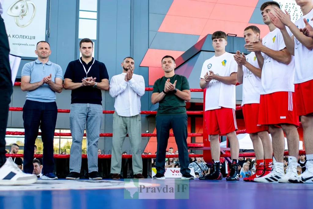 Учасники та спортсмени аплодують на боксерському рингу