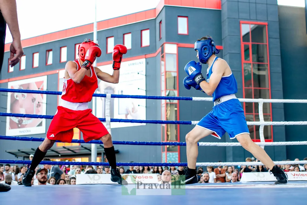 Боксери в червоній і синій формі на рингу