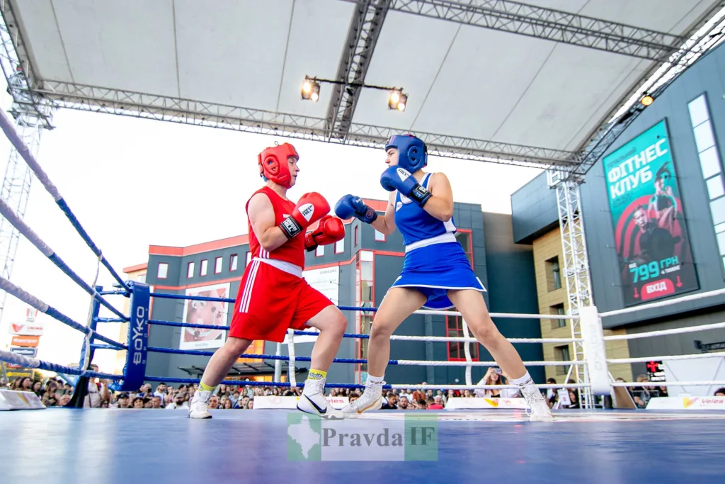 Боксерки в червоній і синій формі на рингу