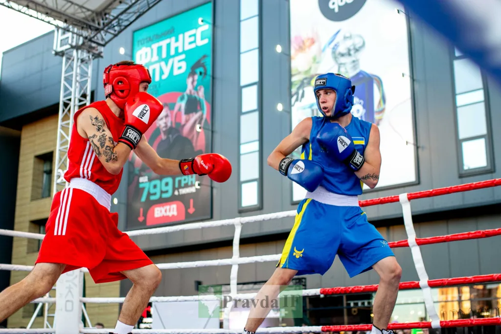Боксери в червоній і синій формі на рингу