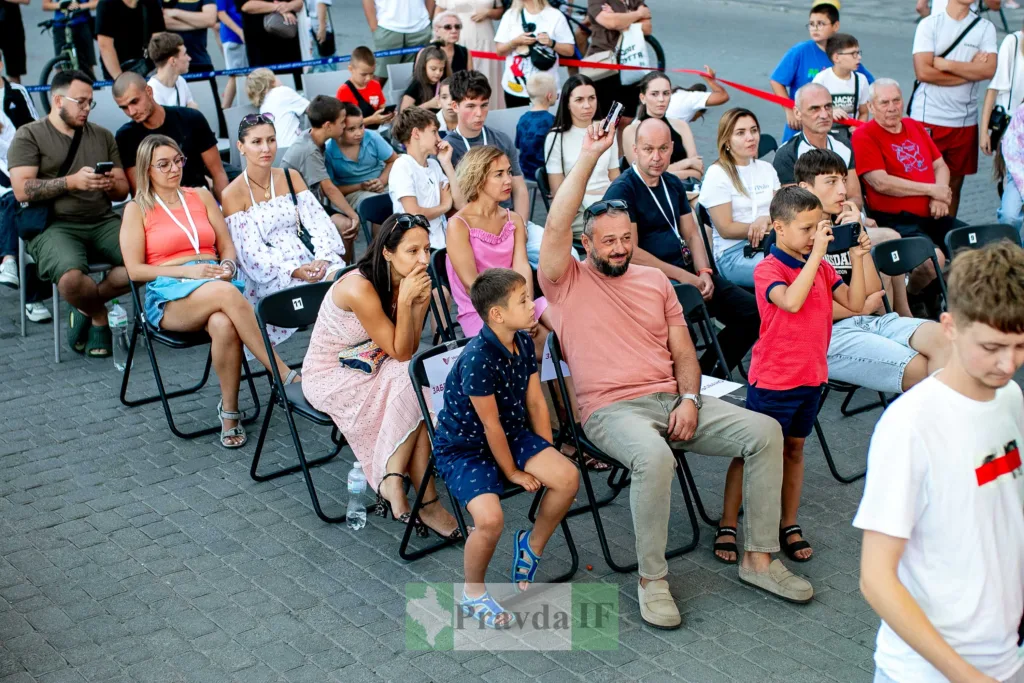 Глядачі з дітьми на відкритому заході