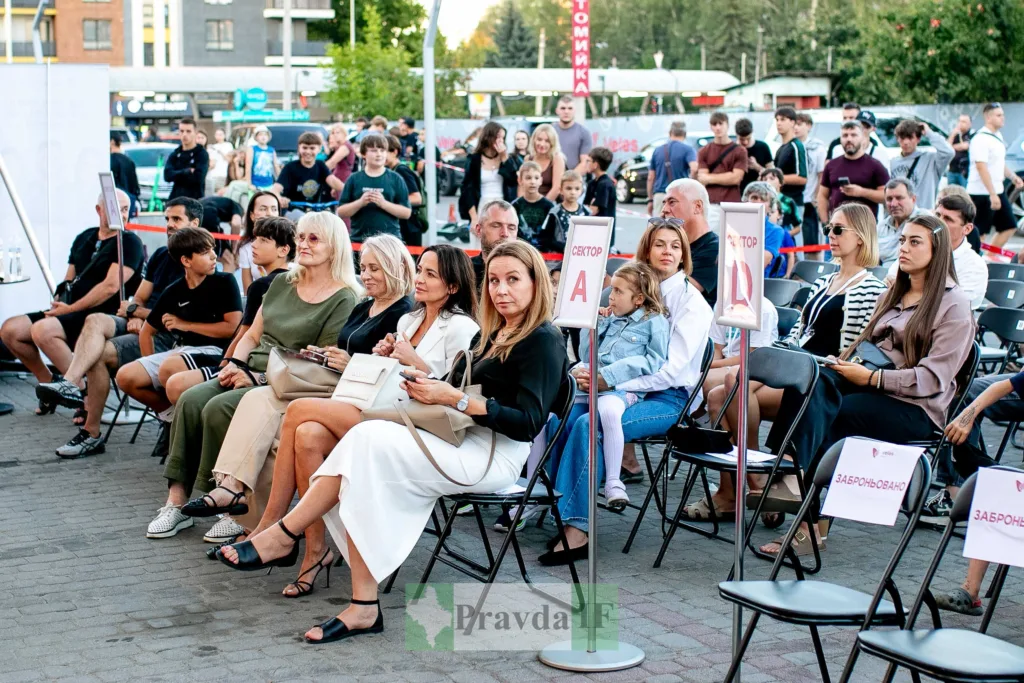 Глядачі на відкритому заході в секторі А