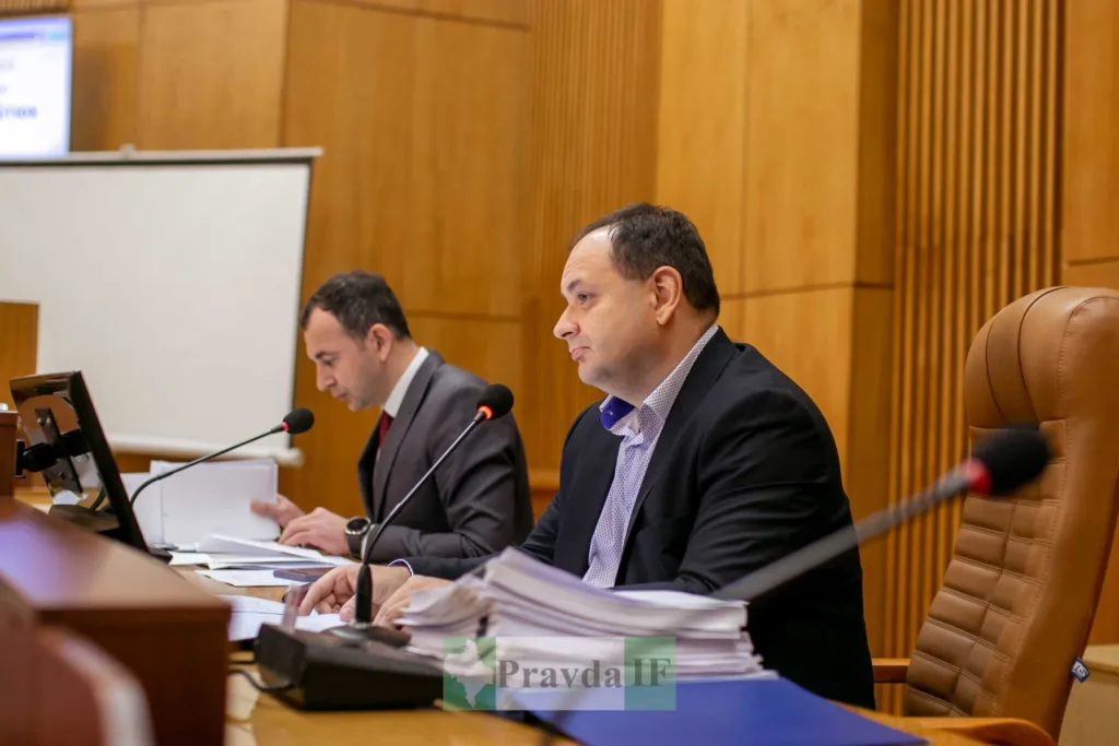 Двоє чоловіків на засіданні за столом із документами