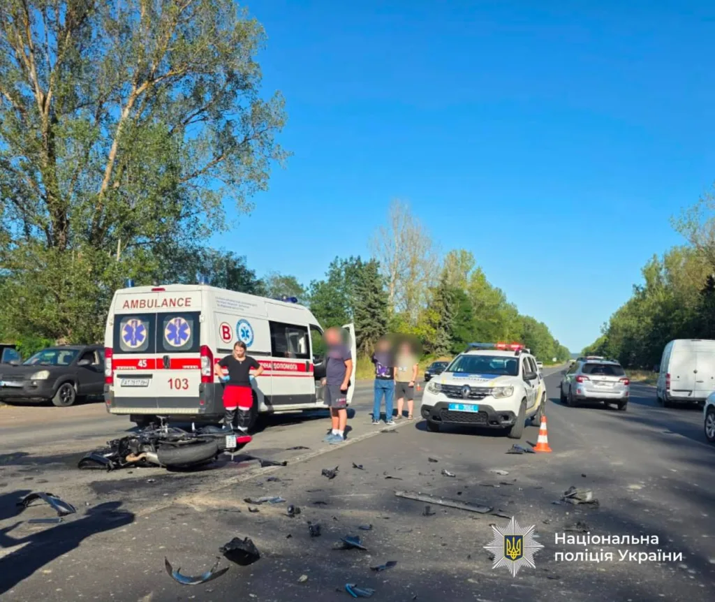 ДТП із мотоциклом, швидкою та поліцією на трасі
