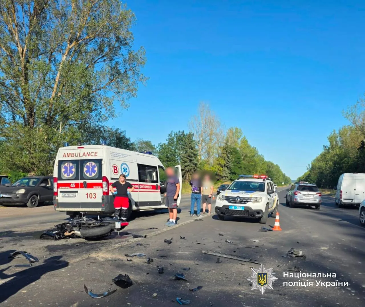 ДТП із мотоциклом, швидкою та поліцією на трасі