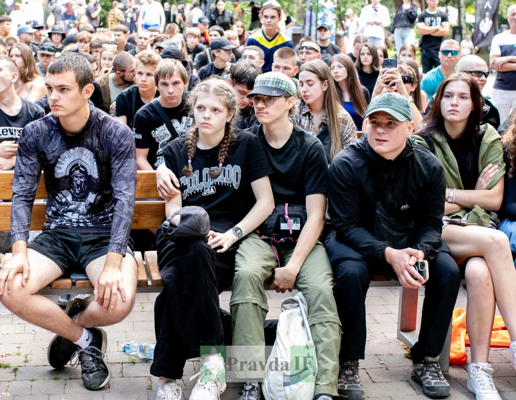 Молодь сидить на лавках під час вуличного заходу