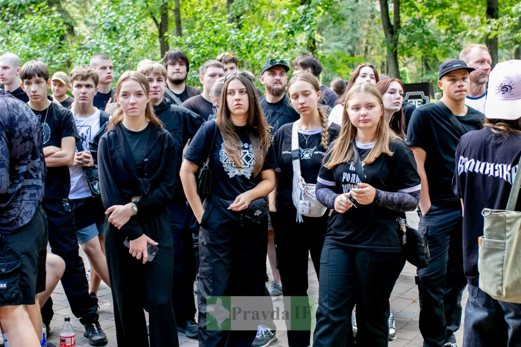 Група молодих людей у чорному в парку