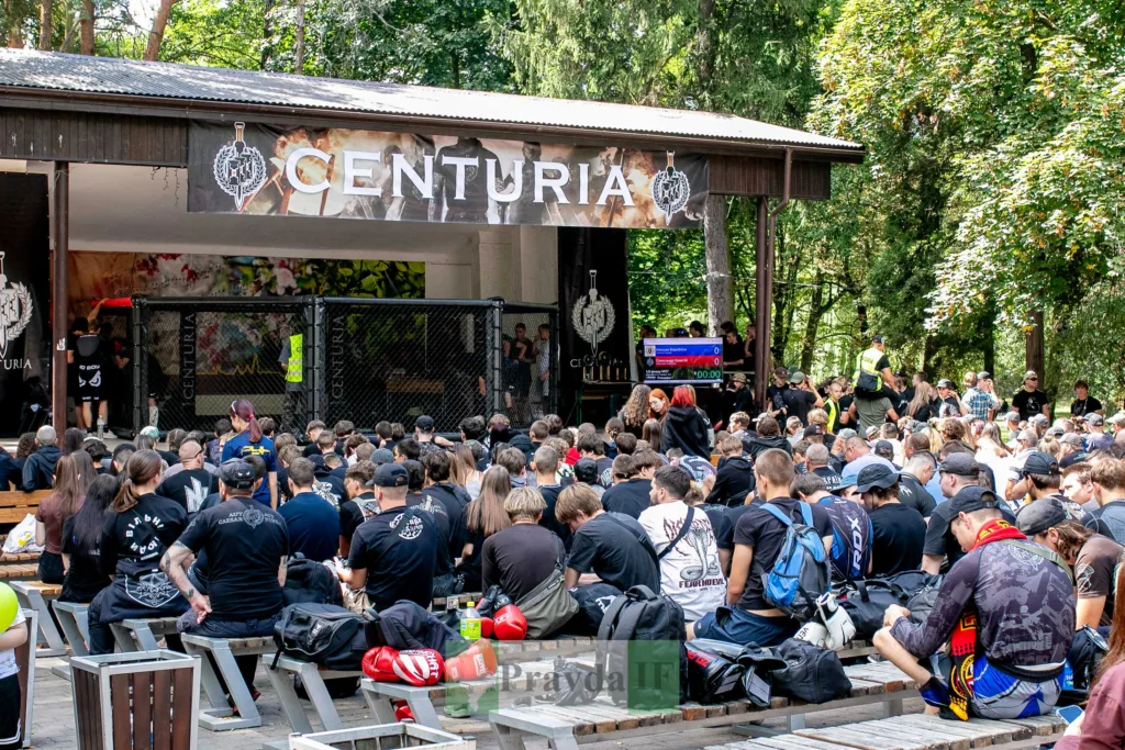 Глядачі біля клітки на турнірі з ММА Centuria