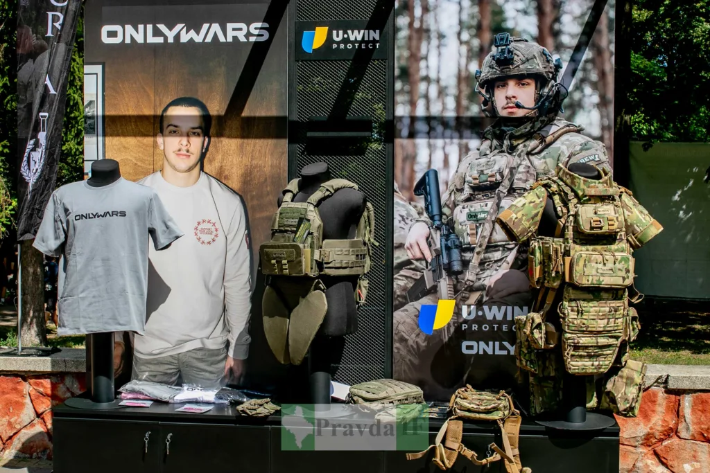 Стенд OnlyWars та U-WIN Protect із тактичним спорядженням