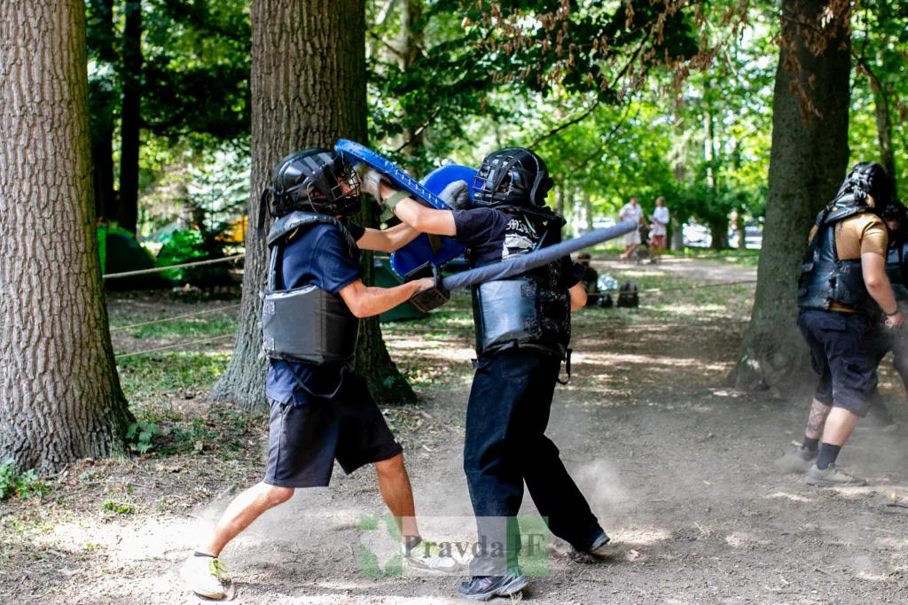 Двоє бійців у захисному спорядженні тренуються в парку