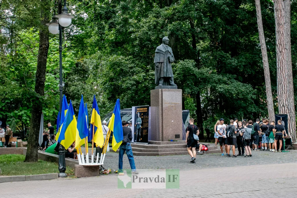 Люди й українські прапори біля пам’ятника Тарасу Шевченку