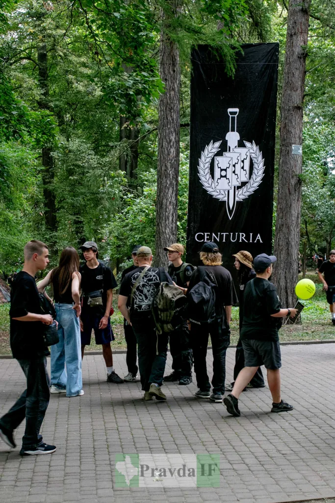 Люди біля банера Centuria в міському парку