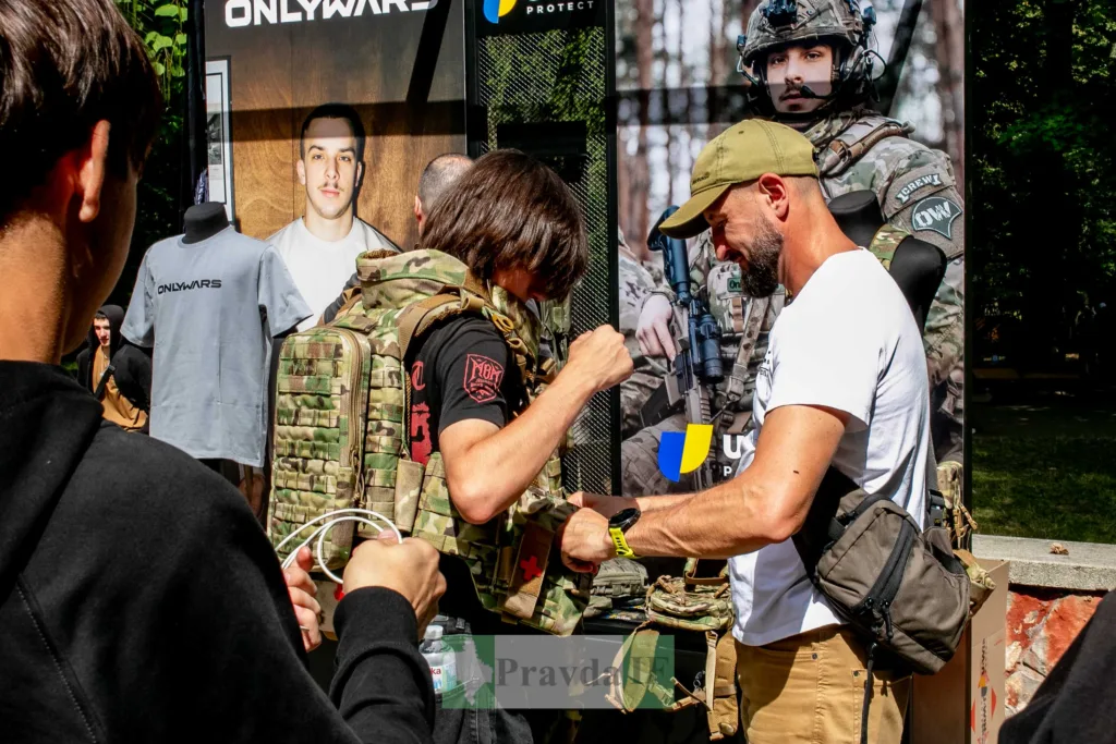 Військовий спілкується з людьми біля стенда OnlyWars
