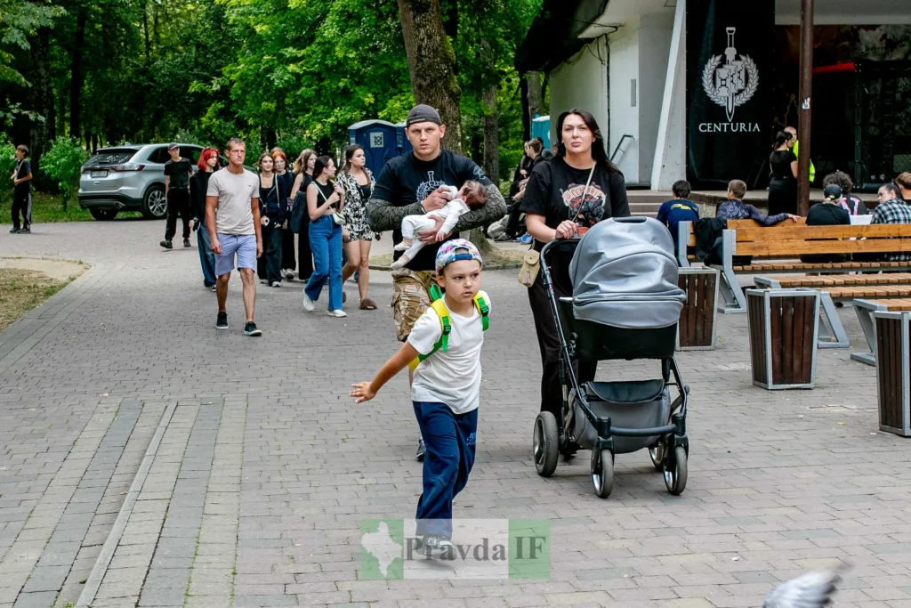 Родина з візочком біля входу до «Центурії»