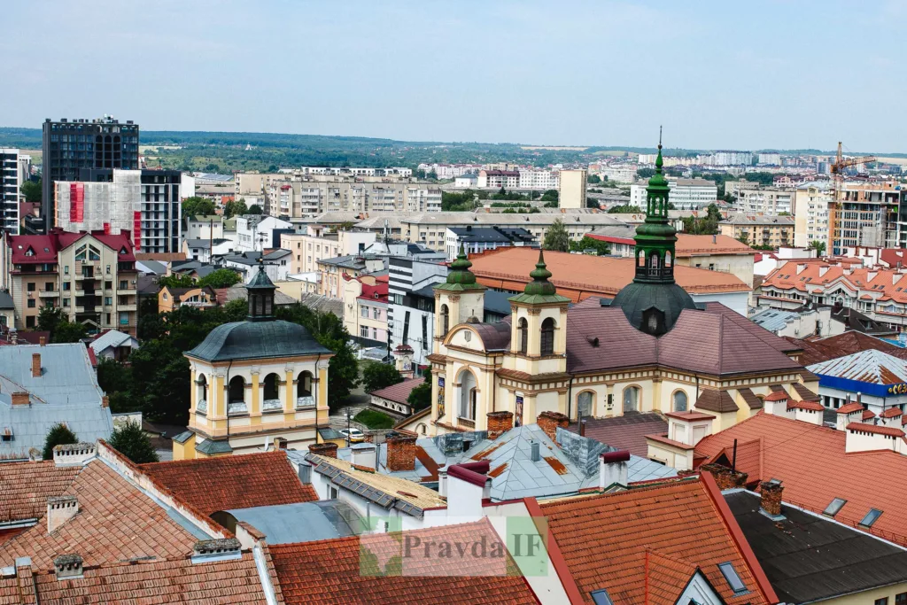 Історична церква серед дахів і сучасної забудови міста