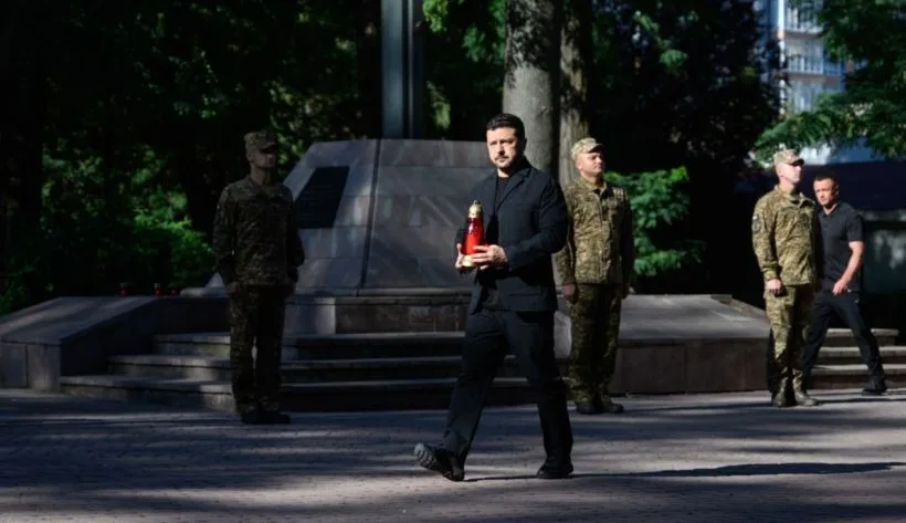 Володимир Зеленський несе лампадку біля меморіалу