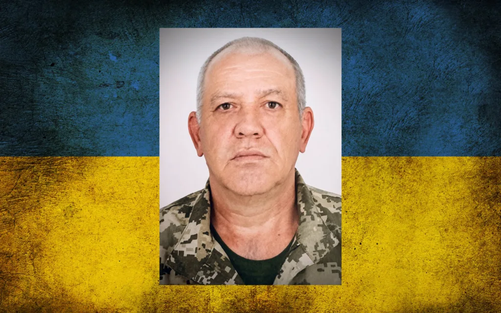 Портрет військовослужбовця на тлі прапора України