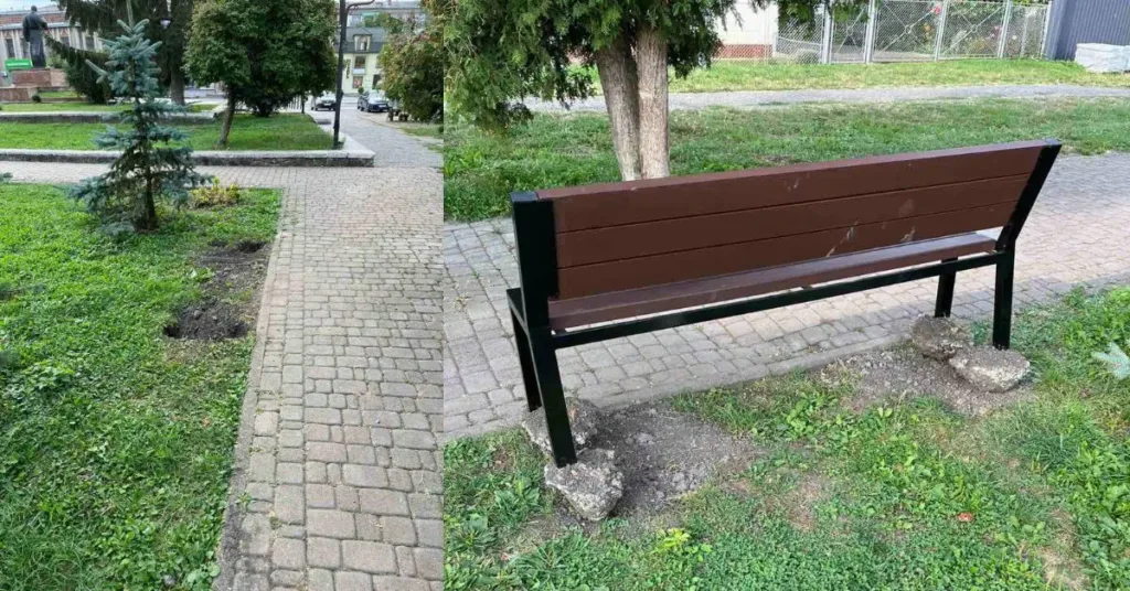 Лавка на бетонних опорах у міському сквері