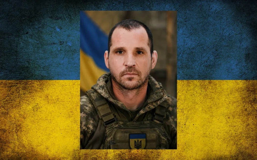 Портрет українського військовослужбовця на тлі прапора України