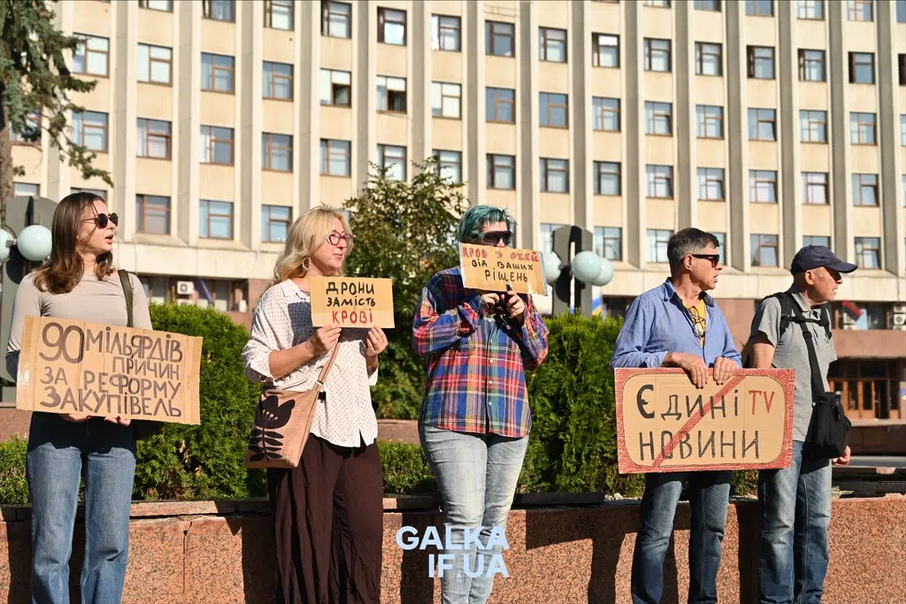Активісти з плакатами протестують біля урядової будівлі