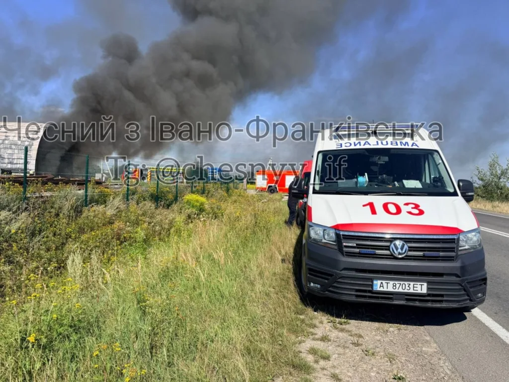 Швидка допомога біля пожежі з густим чорним димом