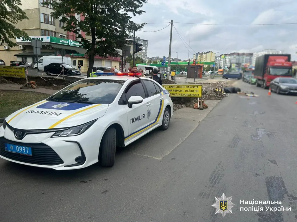 Поліцейський автомобіль біля перекритої через ремонт дороги