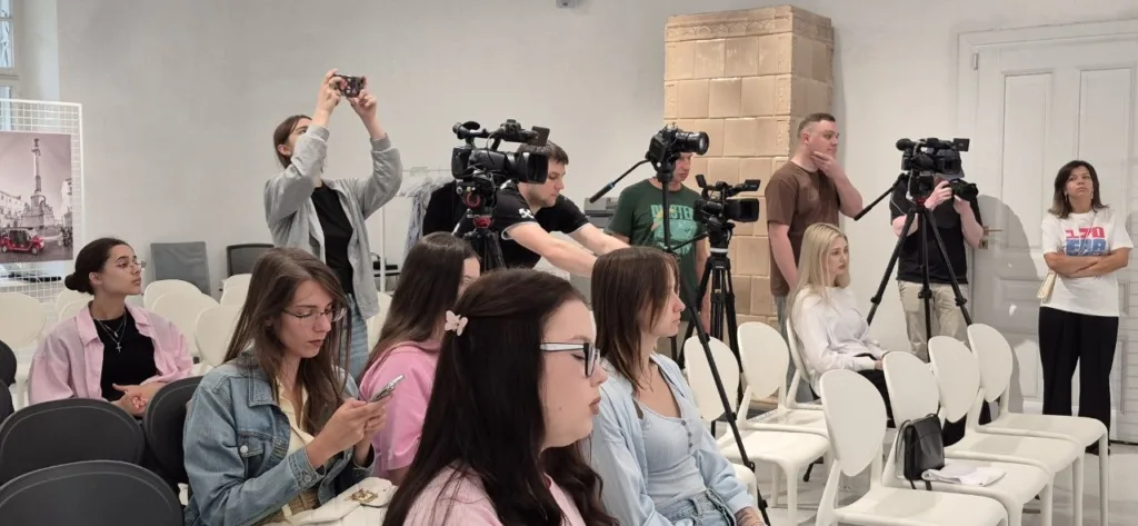 Журналісти та відвідувачі знімають подію в залі