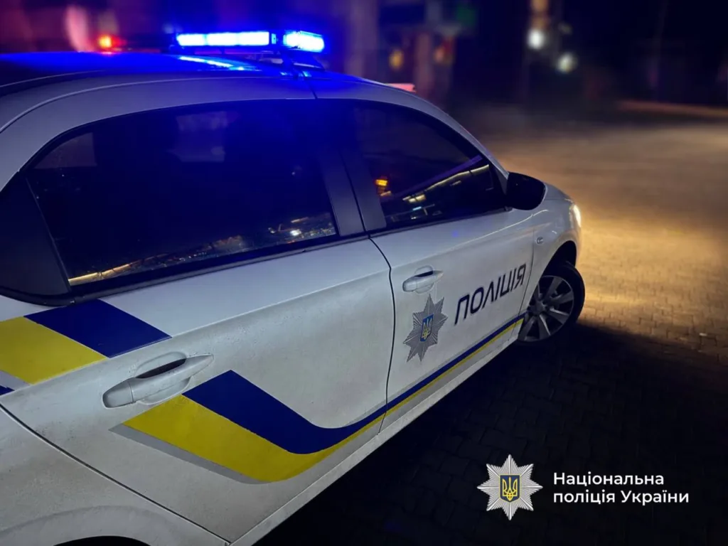 Патрульний автомобіль Національної поліції України вночі